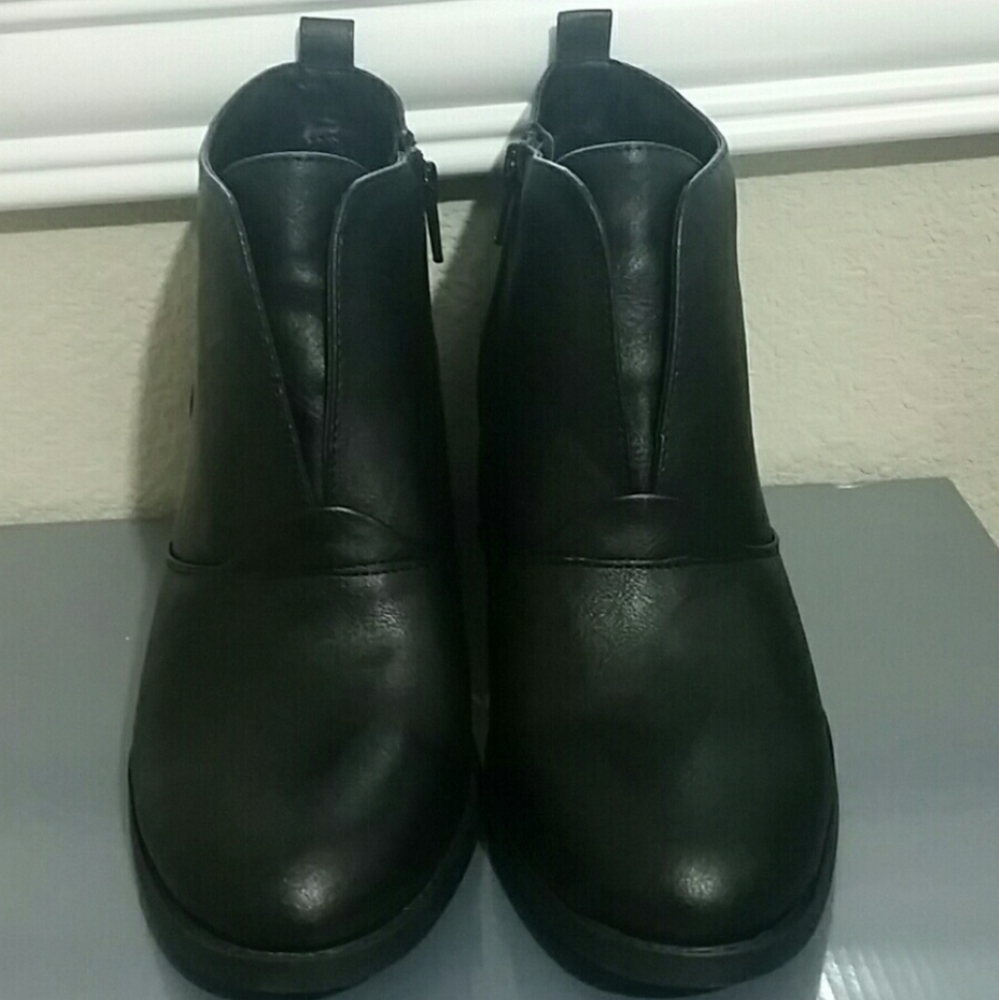 Black ankle boots Cloudwalkers by Avenue 8.5W